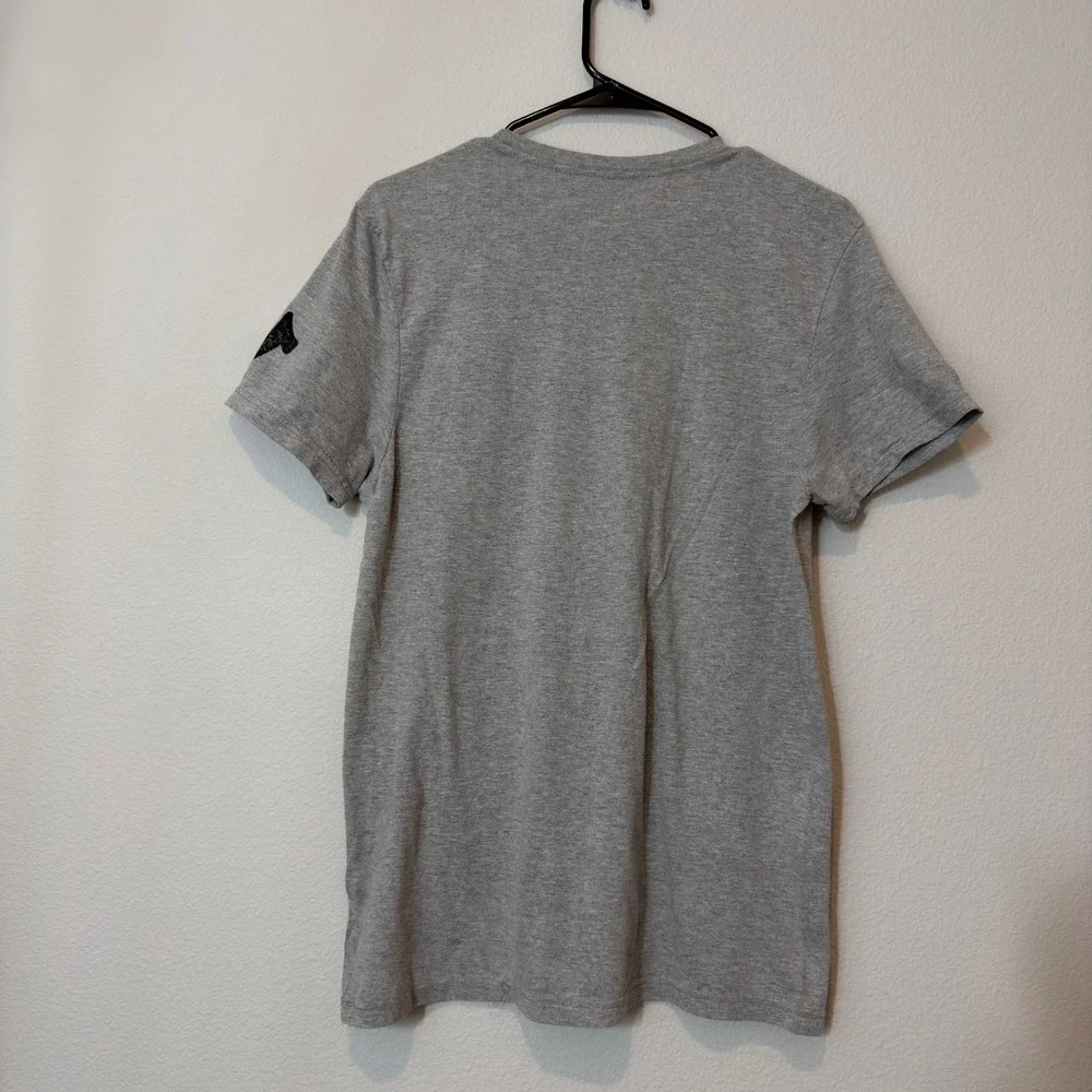 True Religion T-Shirt Mens Medium Gray Good‎ Horseshoe Sleeve Logo Crewneck Tee
